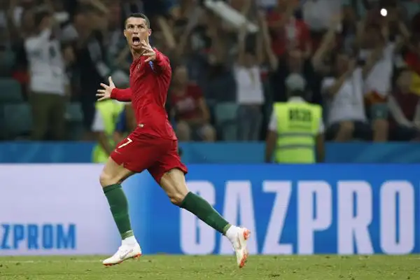 Cristiano salva il Portogallo: tripletta nello spettacolare 3-3 di Sochi. Tutti contro l'arbitraggio di Rocchi e la Var.