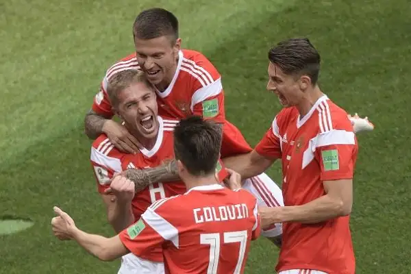 La Russia travolge l'Arabia Saudita per 5-0, frutto delle reti di Gazinski, Cheryshev (doppietta), Dzyuba e Golovin. Prova convincente per l'obiettivo della Juve.