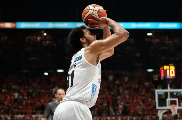 A 16" dalla fine il sorpasso di Trento con una tripla di Shields ma due liberi di Jerrels a 4" dalla sirena riportano avanti Milano. Allo scadere Sutton stoppato da Goudelock.