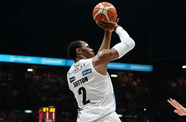 A 16" dalla fine il sorpasso di Trento con una tripla di Shields ma due liberi di Jerrels a 4" dalla sirena riportano avanti Milano. Allo scadere Sutton stoppato da Goudelock.