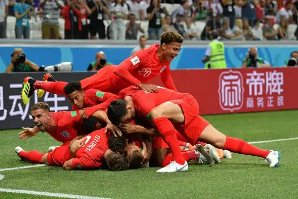 La squadra di Southgate domina la Tunisia, ma passa solo nei minuti di recupero: finisce 2-1, decide una doppietta del Capitano.