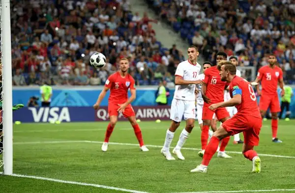 La squadra di Southgate domina la Tunisia, ma passa solo nei minuti di recupero: finisce 2-1, decide una doppietta del Capitano.