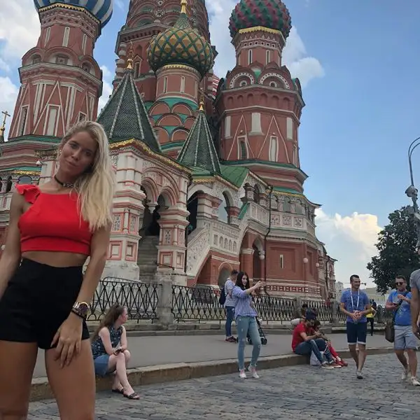 E' avvocato e agente immobiliare a Buenos Aires: il suo profilo Instagram Antonatale7 viaggia veloce verso i 150k follower, e dalle sue foto non è difficile intuire perchè.