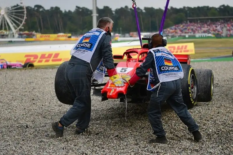 Il tedesco si ritira per un suo errore nella pioggia mentre era autorevolmente in testa: gioco da 32 punti per l'inglese della Mercedes.