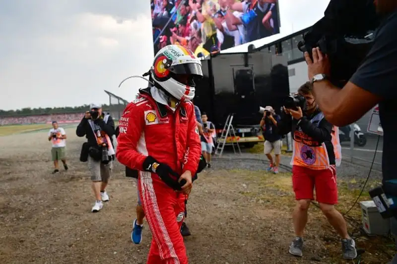 Il tedesco si ritira per un suo errore nella pioggia mentre era autorevolmente in testa: gioco da 32 punti per l'inglese della Mercedes.