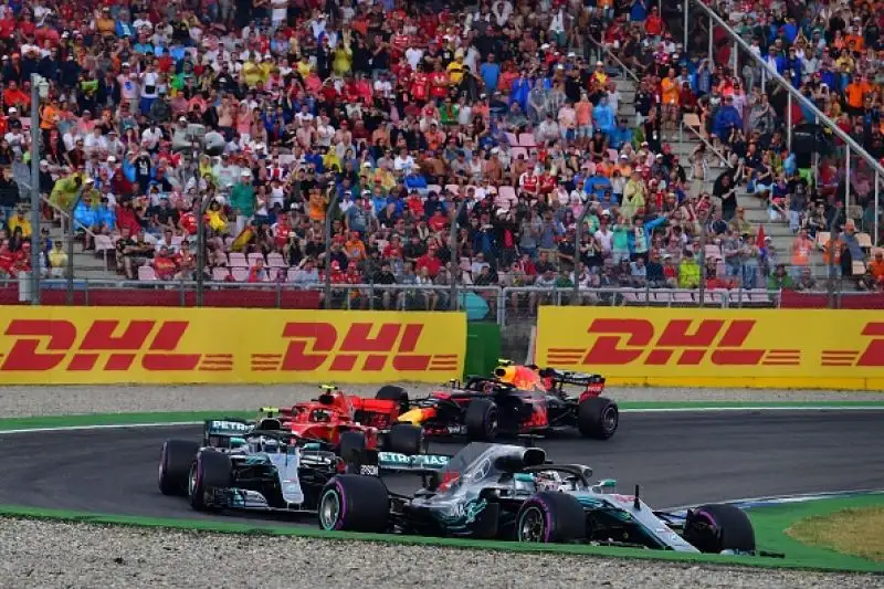 Il tedesco si ritira per un suo errore nella pioggia mentre era autorevolmente in testa: gioco da 32 punti per l'inglese della Mercedes.