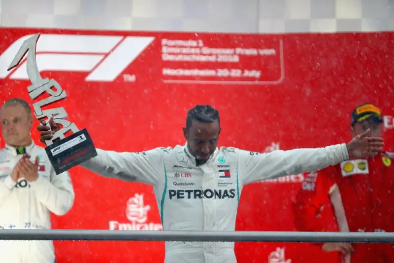 Il tedesco si ritira per un suo errore nella pioggia mentre era autorevolmente in testa: gioco da 32 punti per l'inglese della Mercedes.