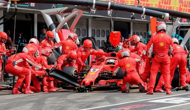 Il tedesco si ritira per un suo errore nella pioggia mentre era autorevolmente in testa: gioco da 32 punti per l'inglese della Mercedes.