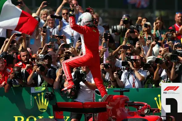 Sul podio anche l'inglese della Mercedes e l'altro ferrarista Raikkonen.