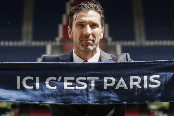 L'ex Juventus è stato presentato come una vera e propria stella con la Tour Eiffel illuminata a festa con i colori societari. Il portiere, prenderà il posto di Areola, in uscita.