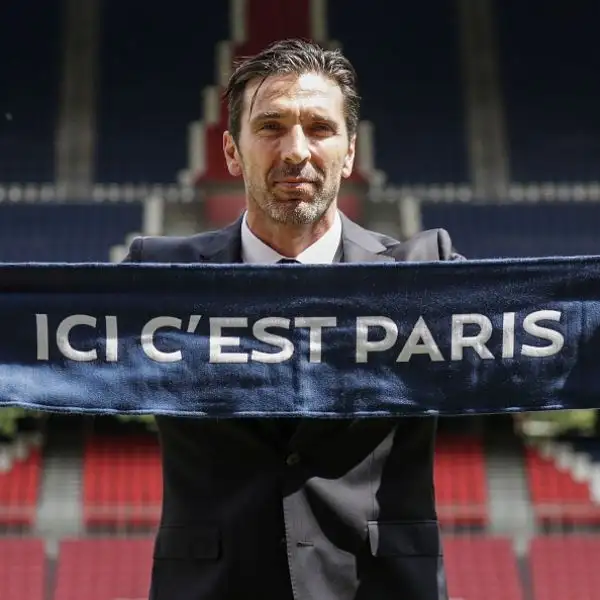 L'ex Juventus è stato presentato come una vera e propria stella con la Tour Eiffel illuminata a festa con i colori societari. Il portiere, prenderà il posto di Areola, in uscita.