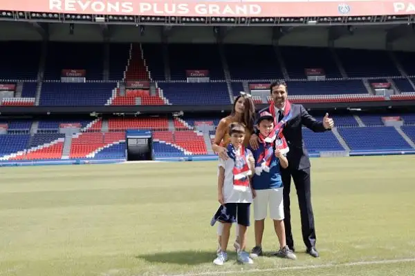 L'ex Juventus è stato presentato come una vera e propria stella con la Tour Eiffel illuminata a festa con i colori societari. Il portiere, prenderà il posto di Areola, in uscita.