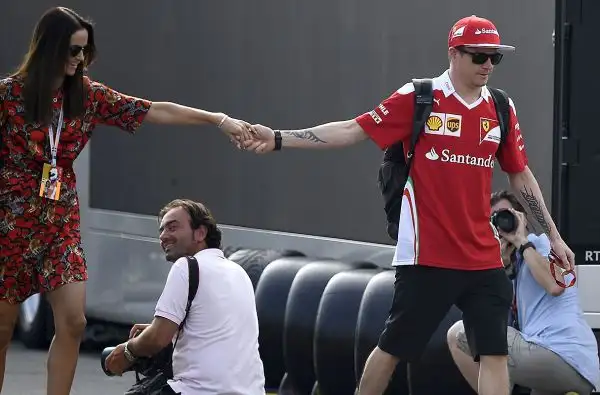 E' bella e poco diplomatica la moglie del pilota ferrarista Kimi Raikkonen.