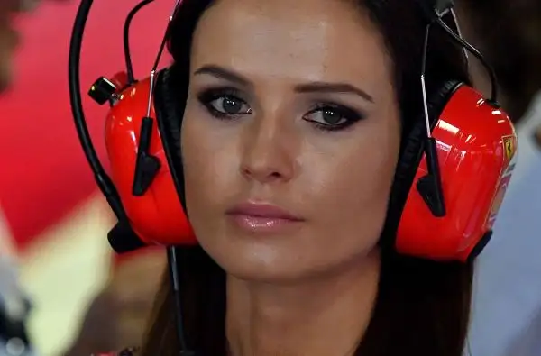 E' bella e poco diplomatica la moglie del pilota ferrarista Kimi Raikkonen.