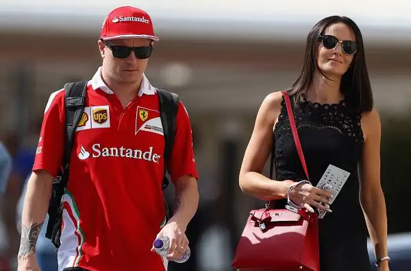 E' bella e poco diplomatica la moglie del pilota ferrarista Kimi Raikkonen.