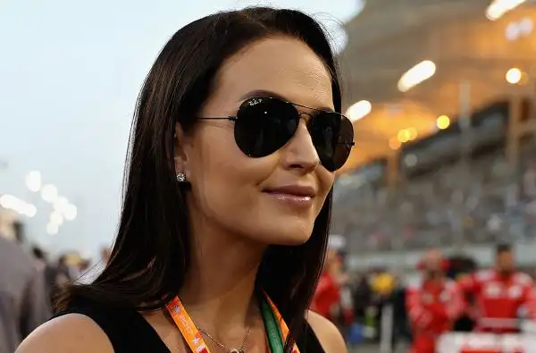 E' bella e poco diplomatica la moglie del pilota ferrarista Kimi Raikkonen.