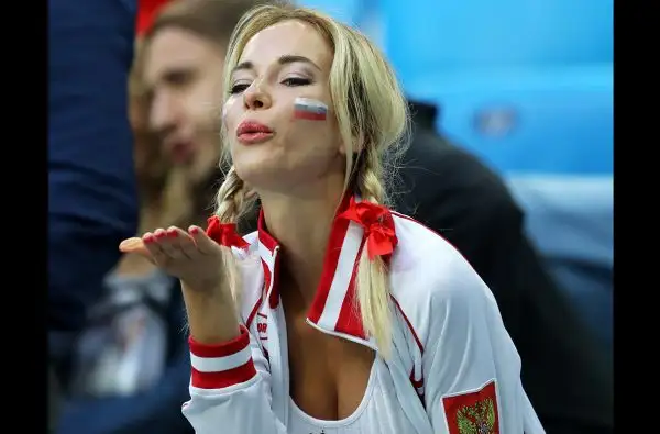 Bionda, bellissima e con un corpo mozzafiato coperto solo da abiti succinti, così la ragazza russa ha conquistato le attenzioni dei tabloid di tutto il mondo.