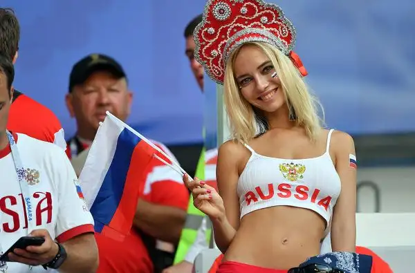 Bionda, bellissima e con un corpo mozzafiato coperto solo da abiti succinti, così la ragazza russa ha conquistato le attenzioni dei tabloid di tutto il mondo.