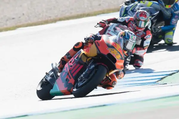Podio tutto spagnolo ad Assen, alle spalle di Marquez la Yamaha di Viñales e la Suzuki di Alex Rins. Quarta la Ducati di Dovizioso.
