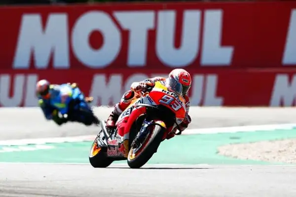 Podio tutto spagnolo ad Assen, alle spalle di Marquez la Yamaha di Viñales e la Suzuki di Alex Rins. Quarta la Ducati di Dovizioso.