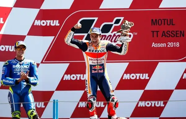 Podio tutto spagnolo ad Assen, alle spalle di Marquez la Yamaha di Viñales e la Suzuki di Alex Rins. Quarta la Ducati di Dovizioso.