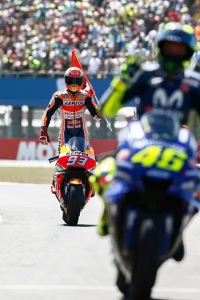 Podio tutto spagnolo ad Assen, alle spalle di Marquez la Yamaha di Viñales e la Suzuki di Alex Rins. Quarta la Ducati di Dovizioso.