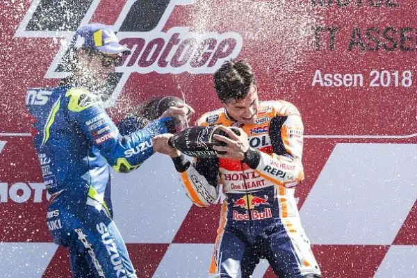 Podio tutto spagnolo ad Assen, alle spalle di Marquez la Yamaha di Viñales e la Suzuki di Alex Rins. Quarta la Ducati di Dovizioso.