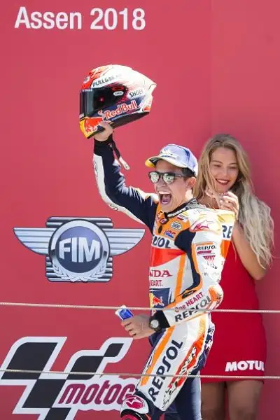 Podio tutto spagnolo ad Assen, alle spalle di Marquez la Yamaha di Viñales e la Suzuki di Alex Rins. Quarta la Ducati di Dovizioso.