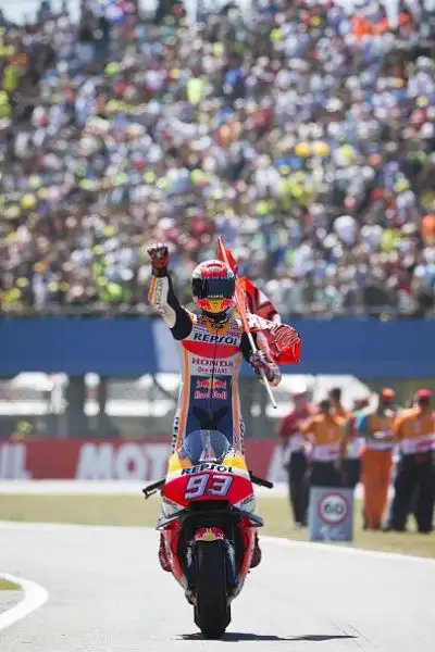 Podio tutto spagnolo ad Assen, alle spalle di Marquez la Yamaha di Viñales e la Suzuki di Alex Rins. Quarta la Ducati di Dovizioso.