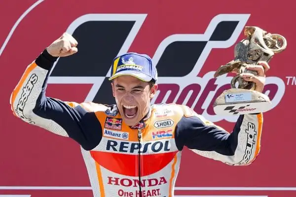 Podio tutto spagnolo ad Assen, alle spalle di Marquez la Yamaha di Viñales e la Suzuki di Alex Rins. Quarta la Ducati di Dovizioso.