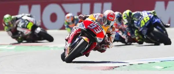 Podio tutto spagnolo ad Assen, alle spalle di Marquez la Yamaha di Viñales e la Suzuki di Alex Rins. Quarta la Ducati di Dovizioso.