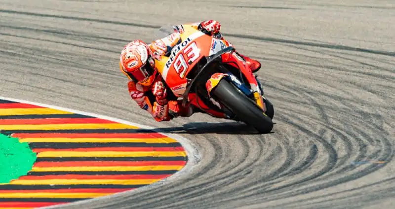 Marc Marquez domina il Gran Premio della Germania. Al Sachsenring il centauro catalano centra la quinta vittoria stagionale, la nona consecutiva nella corsa tedesca. 