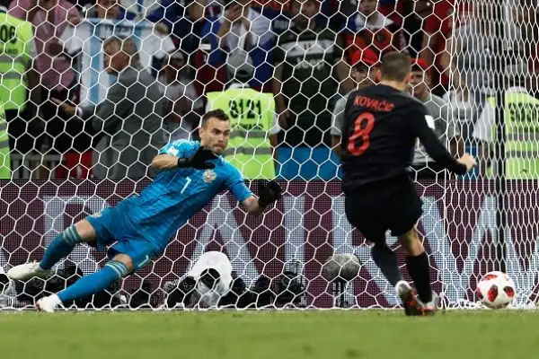 A Sochi infinito quarto di finale vinto ai rigori da Modric e compagni dopo il 2-2 del 120': ora sfida all'Inghilterra.