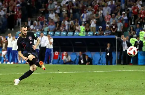 A Sochi infinito quarto di finale vinto ai rigori da Modric e compagni dopo il 2-2 del 120': ora sfida all'Inghilterra.