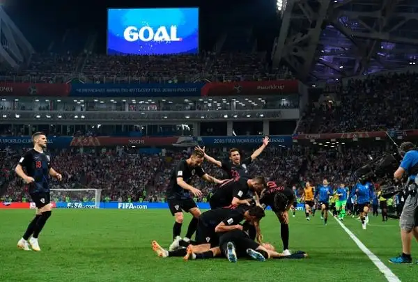 A Sochi infinito quarto di finale vinto ai rigori da Modric e compagni dopo il 2-2 del 120': ora sfida all'Inghilterra.