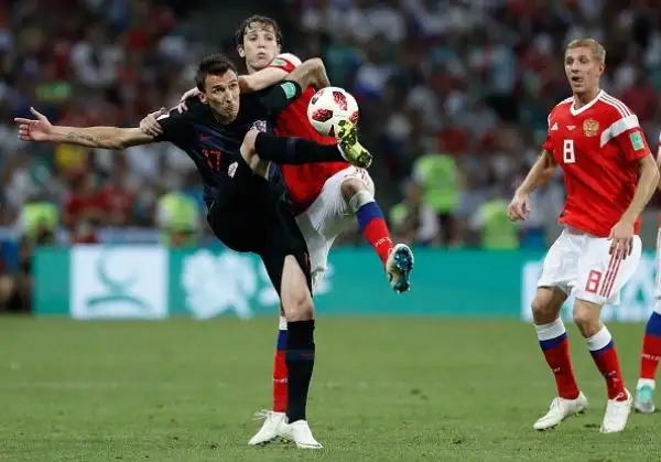 A Sochi infinito quarto di finale vinto ai rigori da Modric e compagni dopo il 2-2 del 120': ora sfida all'Inghilterra.