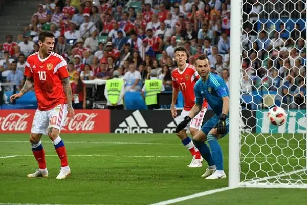 A Sochi infinito quarto di finale vinto ai rigori da Modric e compagni dopo il 2-2 del 120': ora sfida all'Inghilterra.