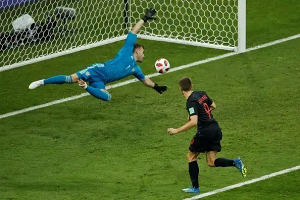 A Sochi infinito quarto di finale vinto ai rigori da Modric e compagni dopo il 2-2 del 120': ora sfida all'Inghilterra.