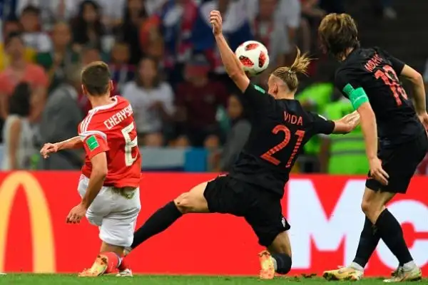 A Sochi infinito quarto di finale vinto ai rigori da Modric e compagni dopo il 2-2 del 120': ora sfida all'Inghilterra.