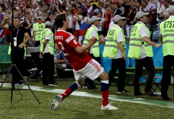 A Sochi infinito quarto di finale vinto ai rigori da Modric e compagni dopo il 2-2 del 120': ora sfida all'Inghilterra.