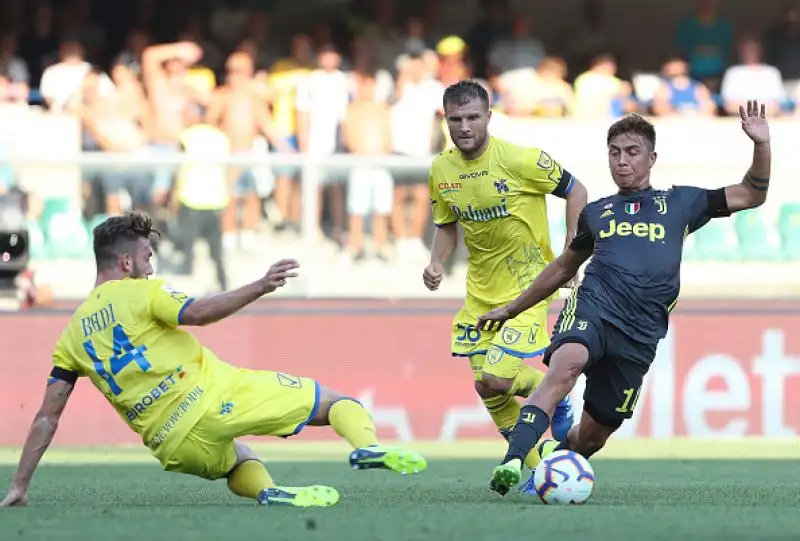 I bianconeri battono per 3-2 il Chievo dopo una partita rocambolesca.