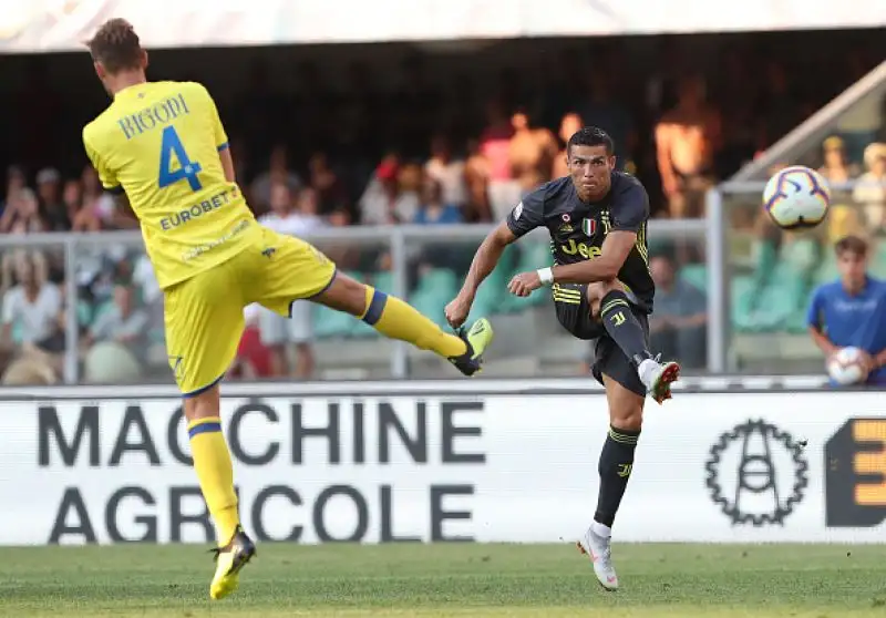 I bianconeri battono per 3-2 il Chievo dopo una partita rocambolesca.