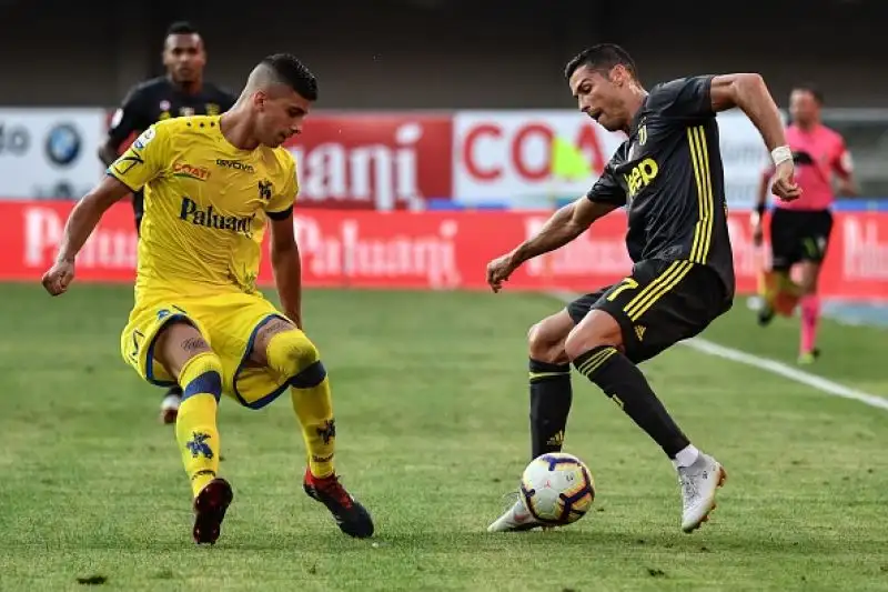 I bianconeri battono per 3-2 il Chievo dopo una partita rocambolesca.