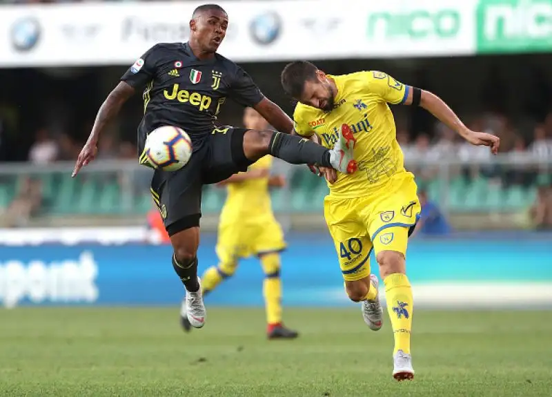 I bianconeri battono per 3-2 il Chievo dopo una partita rocambolesca.