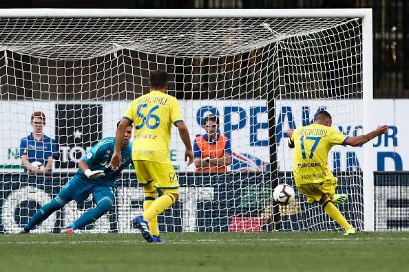 I bianconeri battono per 3-2 il Chievo dopo una partita rocambolesca.