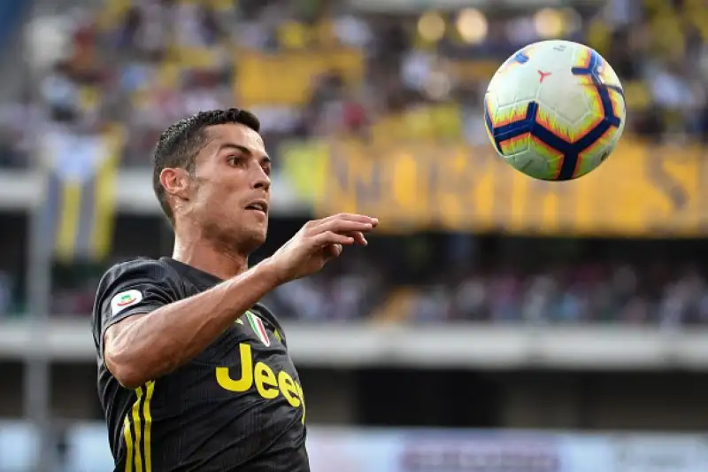 I bianconeri battono per 3-2 il Chievo dopo una partita rocambolesca.