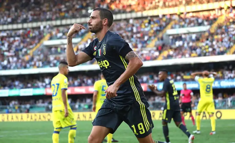 I bianconeri battono per 3-2 il Chievo dopo una partita rocambolesca.