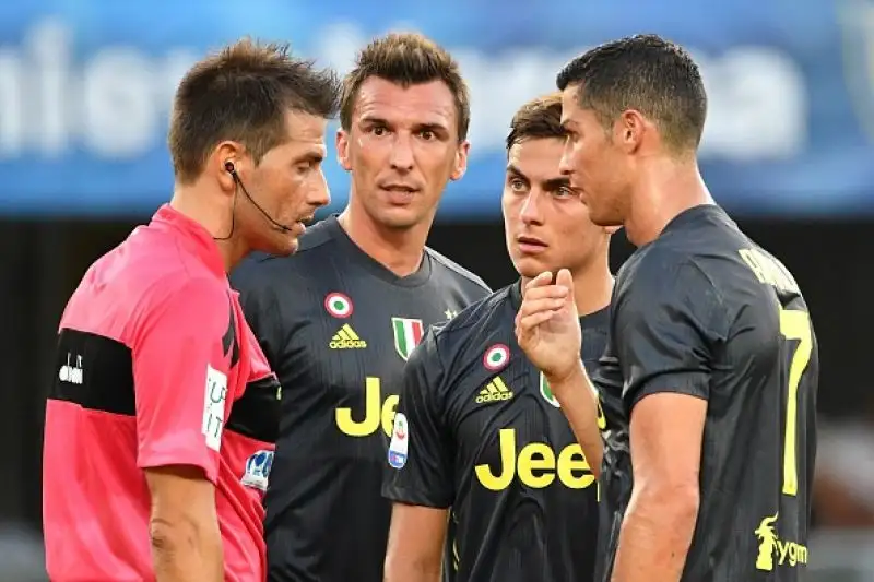 I bianconeri battono per 3-2 il Chievo dopo una partita rocambolesca.