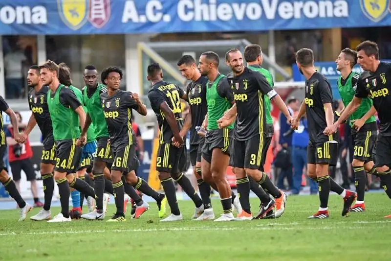 I bianconeri battono per 3-2 il Chievo dopo una partita rocambolesca.