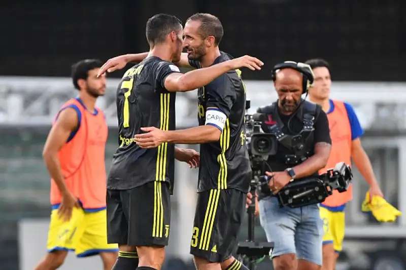 I bianconeri battono per 3-2 il Chievo dopo una partita rocambolesca.